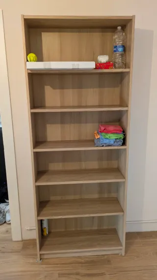 Estantería de madera marrón