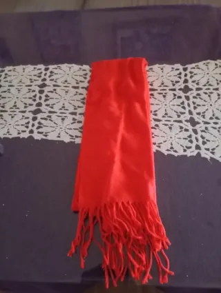 Bufanda roja con flecos
