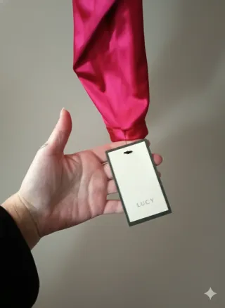 Vestito rosa monospalla con manica a sbuffo