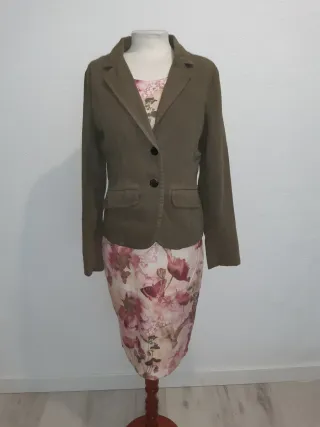Conjunto de chaqueta y vestido floral