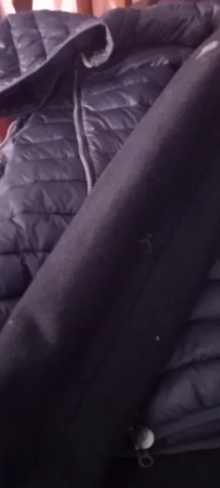 Chaquetón azul marino en buen estado marca invicta