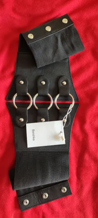 Cinturón Bershka negro con anillas