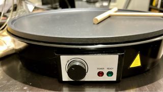 Crepera eléctrica con espátula de madera