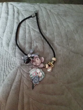 Collar con flores y colgantes