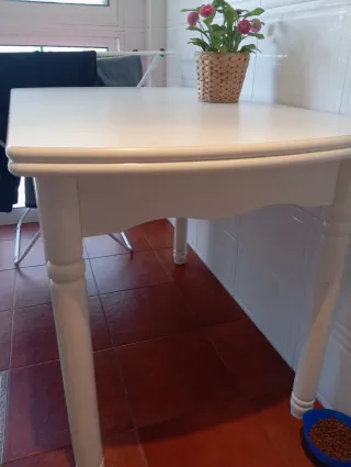 Mesa de comedor de madera blanca