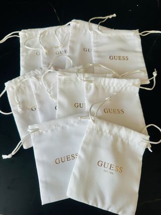 Saquitos de tela Guess para joyería
