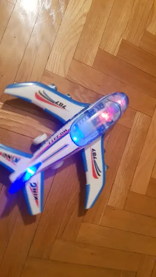 Avión de juguete con luces y sonido
