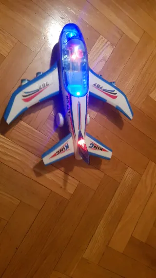 Avión de juguete con luces y sonido