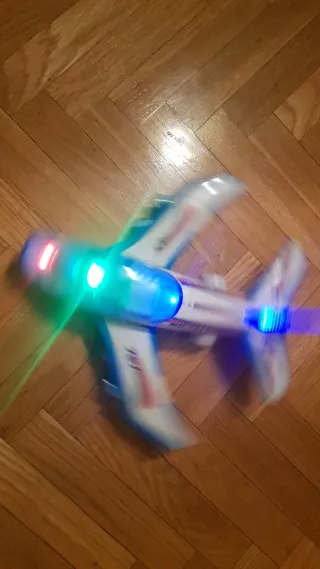 Avión de juguete con luces y sonido