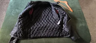 Chaqueta negra con detalles rojos