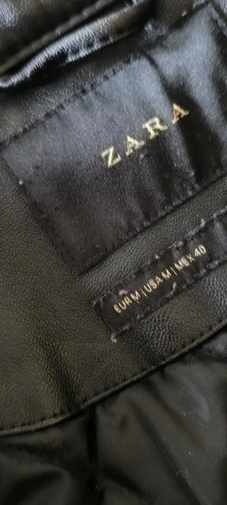 Chaqueta negra con detalles rojos