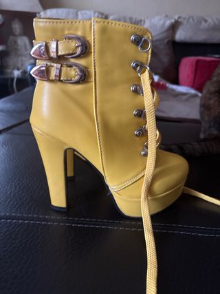 Botines Amarillos con Cordones y Plataforma