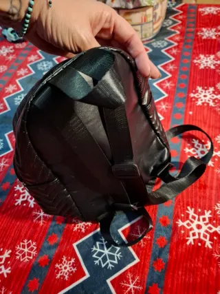 Mochila pequeña acolchada negra