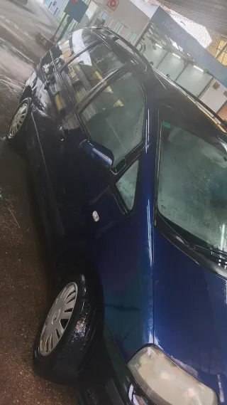 Furgoneta azul vendo no uso