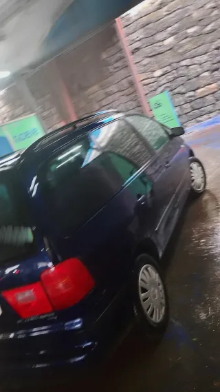 Furgoneta azul vendo no uso