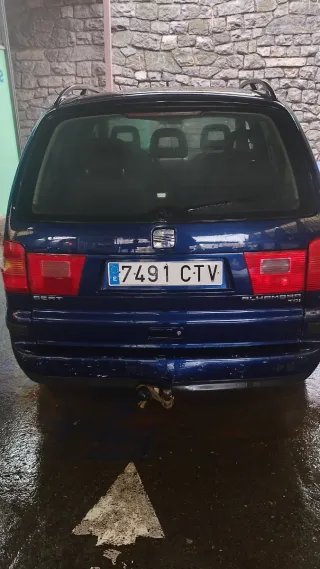 Furgoneta azul vendo no uso