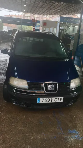 Furgoneta azul vendo no uso