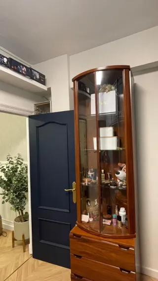 Vitrina de madera y cristal y mueble de base