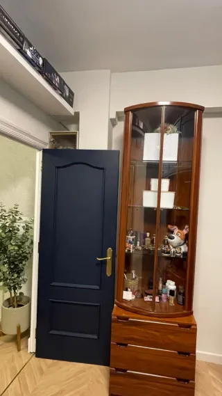 Vitrina de madera y cristal y mueble de base