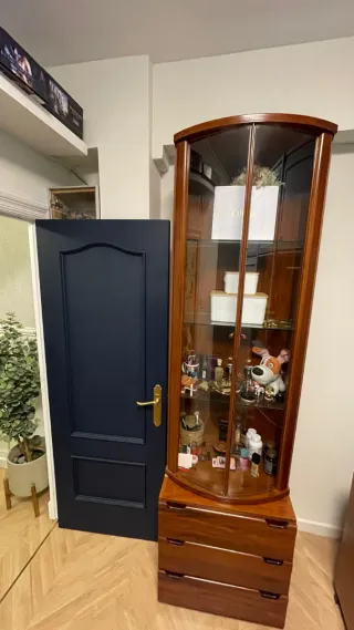 Vitrina de madera y cristal y mueble de base