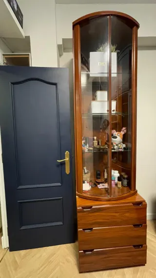 Vitrina de madera y cristal y mueble de base
