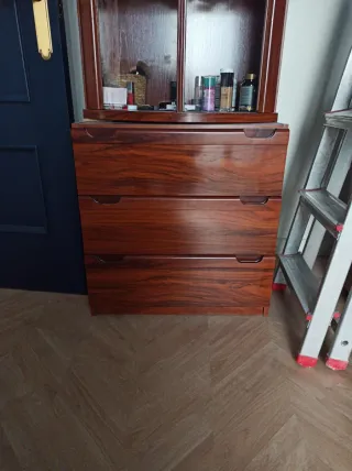 Vitrina de madera y cristal y mueble de base