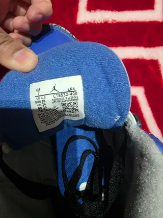 Zapatillas Jordan Azul y Gris sin 38 pero dan meno