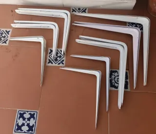 Lote escuadras metalicas estantería