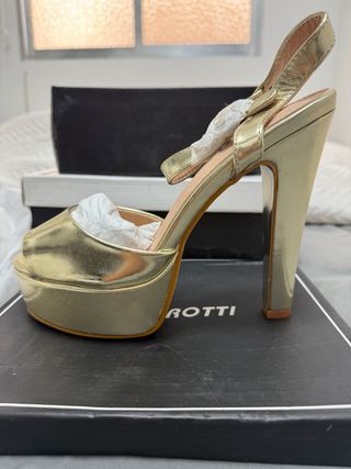 Zapatos de tacón dorados