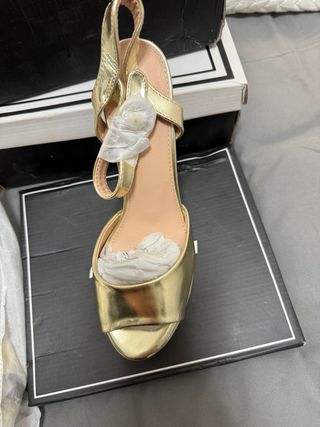 Zapatos de tacón dorados