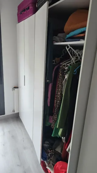 Armario blanco de madera