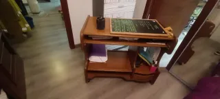 Escritorio de madera marrón