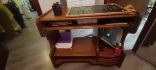 Escritorio de madera marrón