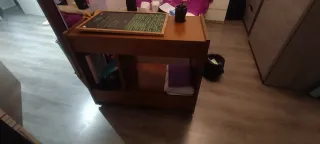 Escritorio de madera marrón