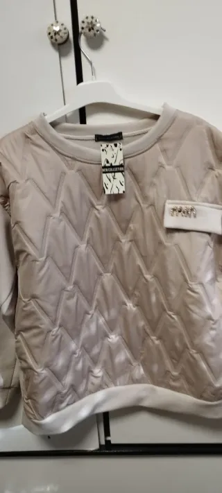 Sudadera acolchada beige.