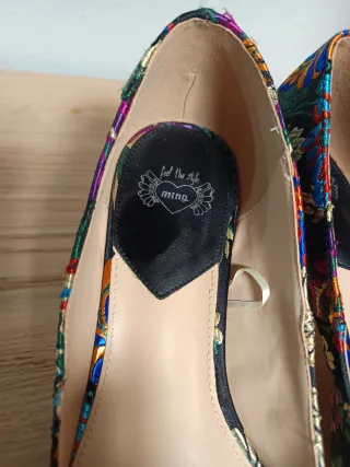 Zapatos de fiesta bordados y bolso