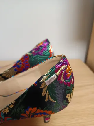 Zapatos de fiesta bordados y bolso