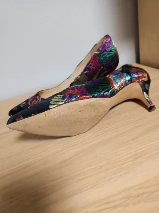 Zapatos de fiesta bordados y bolso