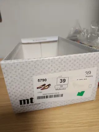 Zapatos de fiesta bordados y bolso