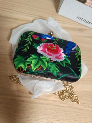 Zapatos de fiesta bordados y bolso