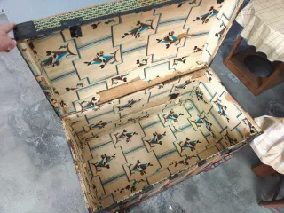 Baúl antiguo de madera y metal