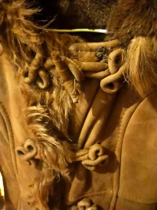 Abrigo infantil marrón con pelo. Piel auténtica