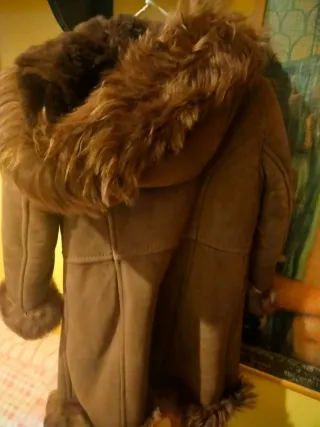 Abrigo infantil marrón con pelo. Piel auténtica