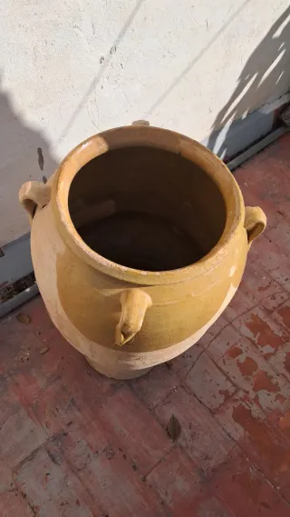 Orza antigua de cerámica con asas