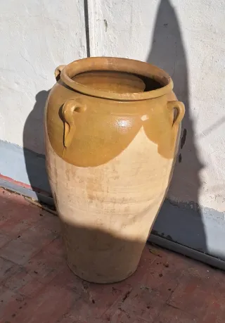 Orza antigua de cerámica con asas