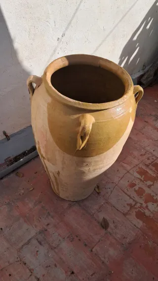 Orza antigua de cerámica con asas