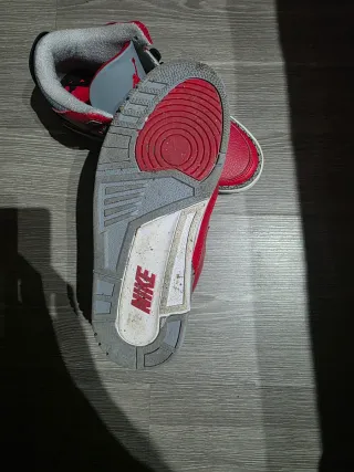 Zapatillas Jordan Rojas y Grises usada ratico