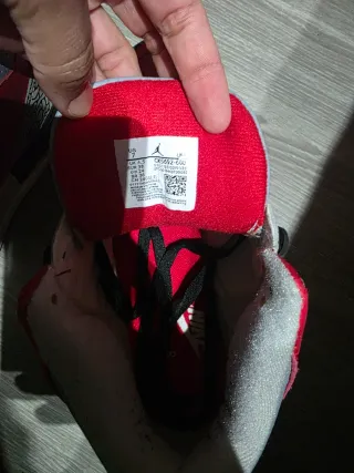 Zapatillas Jordan Rojas y Grises usada ratico