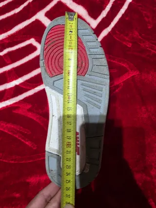 Zapatillas Jordan Rojas y Grises usada ratico