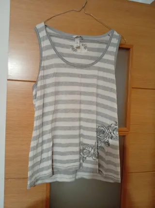 Camiseta sin mangas a rayas con rosas